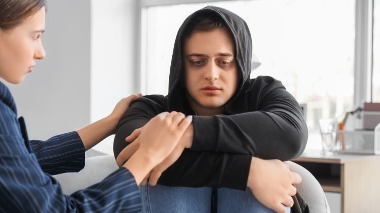 Profissional acolhendo um jovem durante conversa