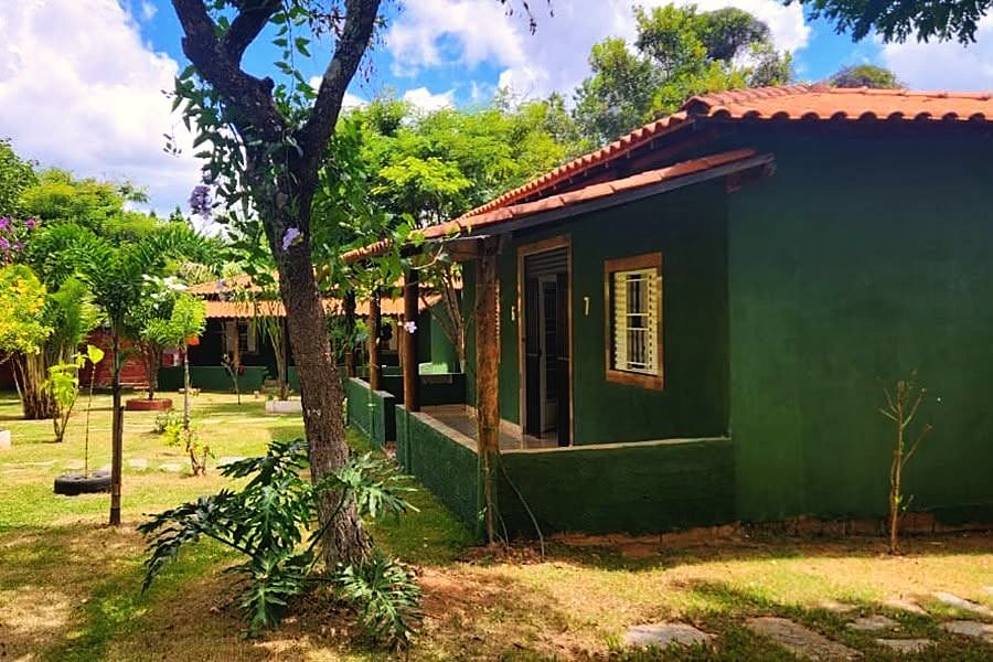 Chalé em meio ao verde na unidade do CT Baldim
